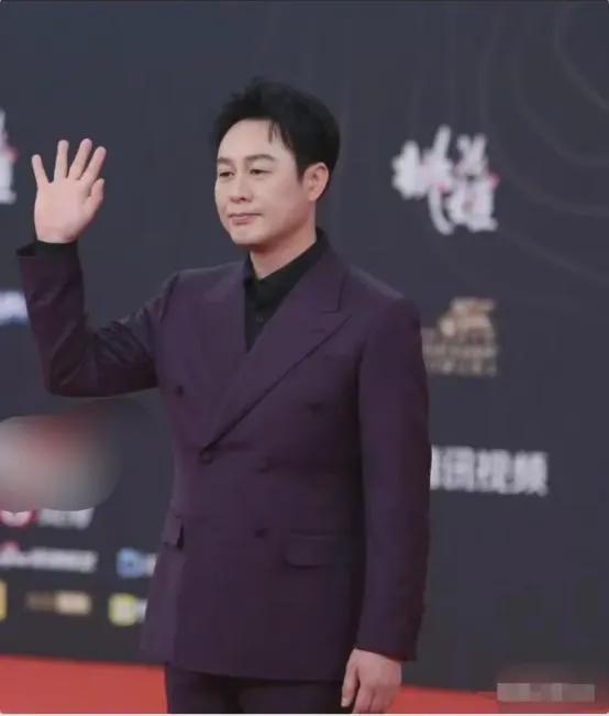 旁边唐嫣美翻了赵丽颖压轴贵气优雅m6米乐澳门这夜没人敢坐张颂文(图2)